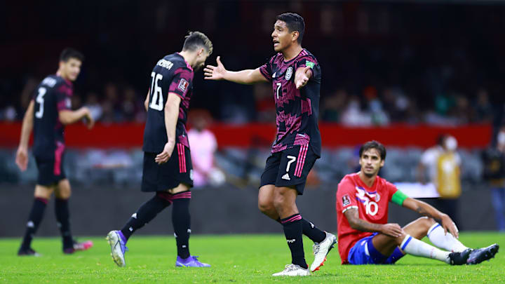 Luis Romo reclama ante una acción. Luis Romo reclama ante una acción.