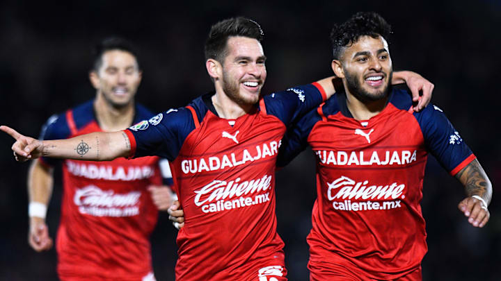 Jugadores de Chivas celebran un gol.