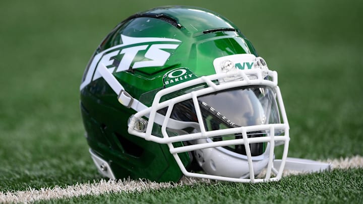 Aug 16, 2025; East Rutherford, New Jersey, USA; General view of a New York Jets helmet prior to the game against the New York Giants at MetLife Stadium. Mandatory Credit: Rich Barnes-Imagn Images Aug 16, 2025; East Rutherford, New Jersey, USA; General view of a New York Jets helmet prior to the game against the New York Giants at MetLife Stadium. Mandatory Credit: Rich Barnes-Imagn Images