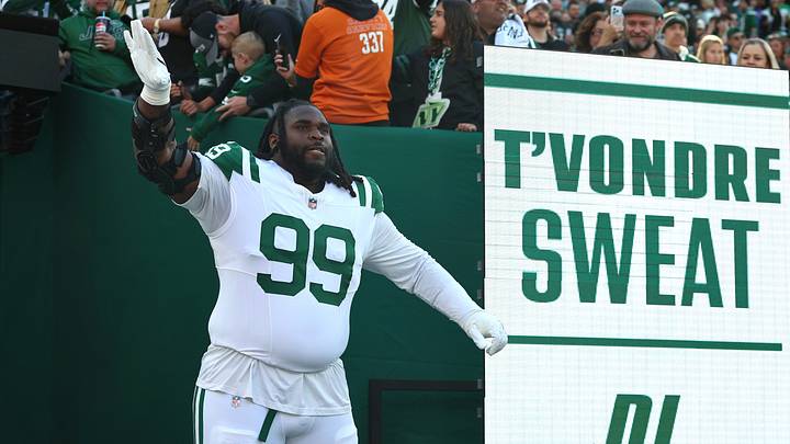 New York Jets defensive tackle T'Vondre Sweat will be week-to-week after suffering an injury in Week 7. New York Jets defensive tackle T'Vondre Sweat will be week-to-week after suffering an injury in Week 7.