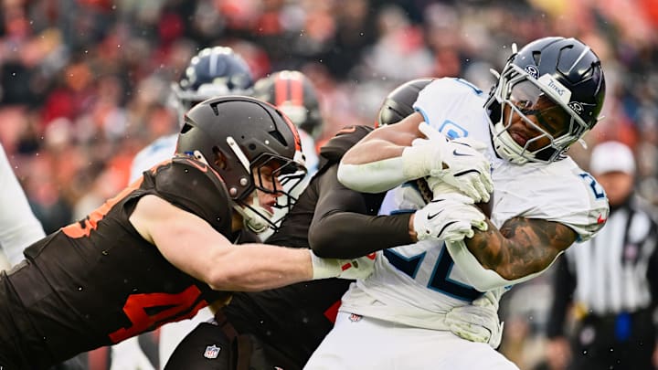Cleveland Browns linebacker Carson Schwesinger, left, tackles Tennessee Titans running back Tony Pollard 
