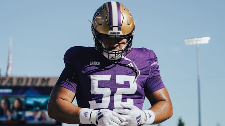 Voi Tunuufi gets himself ready to play in warm-ups at Husky Stadium.