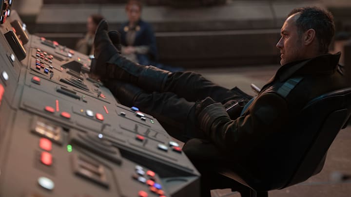 Jod (Jude Law) in Lucasfilm’s STAR WARS: SKELETON CREW, exclusively on Disney+. Photo by Matt Kennedy. ©2025 Lucasfilm Ltd. & TM. All Rights Reserved.