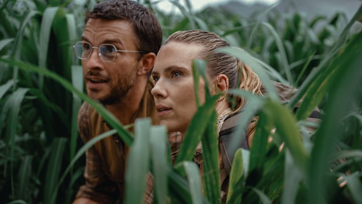 L to R: Jonathan Bailey as paleontologist Dr. Henry Loomis and Scarlett Johansson as skilled covert operations expert Zora Bennett in JURASSIC WORLD REBIRTH, directed by Gareth Edwards.