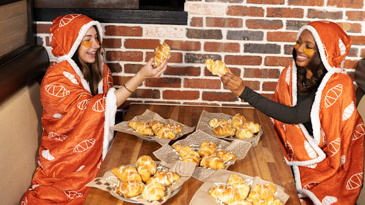 Cheddar's Croissant Comfort Kit celebrates its honey croissants