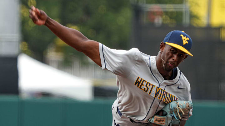 West Virginia pitcher Carlson Reed (17) throws a pitch against the Texas Longhorns at UFCU