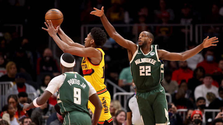Jan 17, 2022; Atlanta, Georgia, USA; Atlanta Hawks forward De'Andre Hunter (12) attempts a basket against Milwaukee Bucks forward Khris Middleton (22) during the third quarter at State Farm Arena. Mandatory Credit: Jason Getz-Imagn Images Jan 17, 2022; Atlanta, Georgia, USA; Atlanta Hawks forward De'Andre Hunter (12) attempts a basket against Milwaukee Bucks forward Khris Middleton (22) during the third quarter at State Farm Arena. Mandatory Credit: Jason Getz-Imagn Images