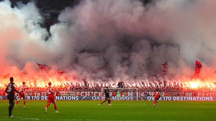 Beeindruckend: Die Südkurve war zu Beginn der zweiten Halbzeit komplett in Nebel gehüllt