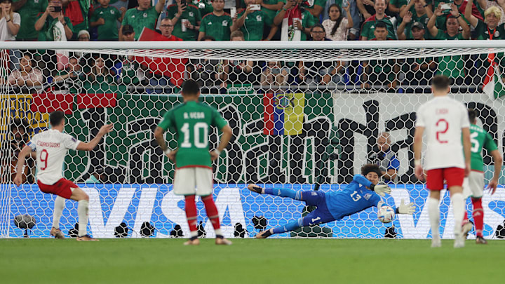 Guillermo Ochoa ataja el penal de Robert Lewandowski en el Mundial de Qatar 2022.