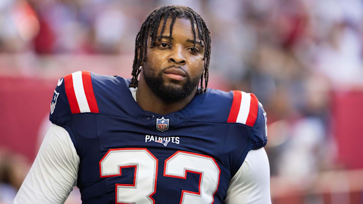 Dec 15, 2024; Glendale, Arizona, USA; New England Patriots linebacker Anfernee Jennings (33) against the Arizona Cardinals at State Farm Stadium. Mandatory Credit: Mark J. Rebilas-Imagn Images Dec 15, 2024; Glendale, Arizona, USA; New England Patriots linebacker Anfernee Jennings (33) against the Arizona Cardinals at State Farm Stadium. Mandatory Credit: Mark J. Rebilas-Imagn Images