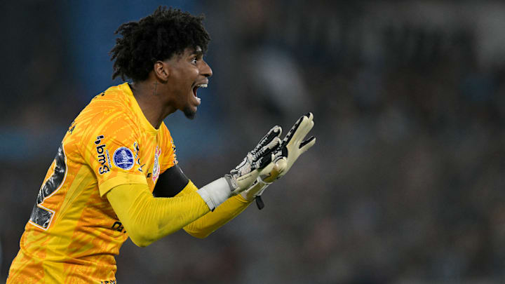 Hugo Souza segue em tratamento de lesão na coxa