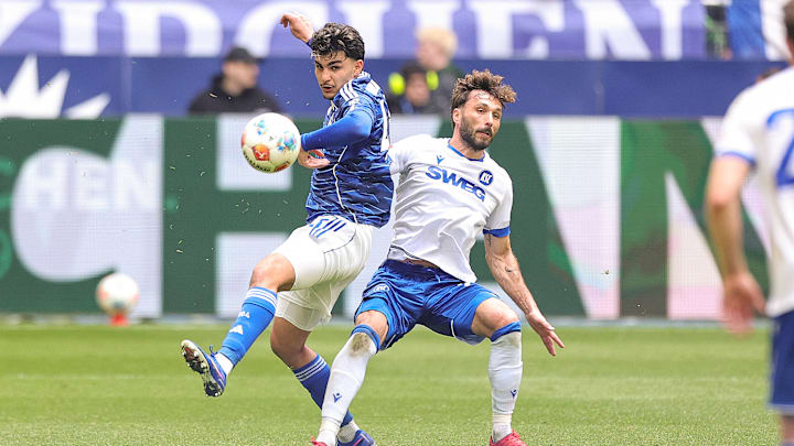 Mertcan Ayhan im Zweikampf