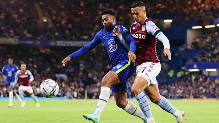 Aston Villa e Chelsea se enfrentam neste domingo.