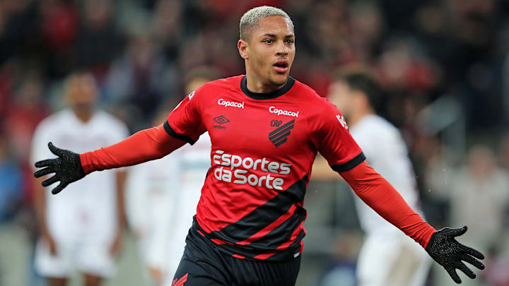 Vitor Roque manda ‘abração’ para torcida do Athletico-PR: “Gratidão”.