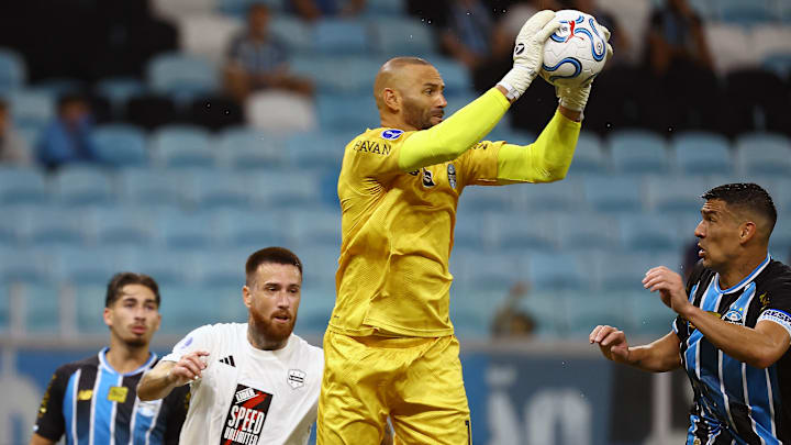 Weverton abre a escalação do Tricolor