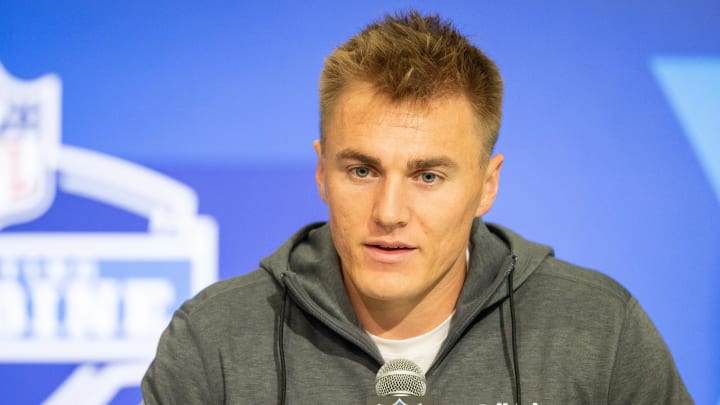 Mar 1, 2024; Indianapolis, IN, USA; Oregon quarterback Bo Nix (QB07) talks to the media during the NFL scouting combine Mar 1, 2024; Indianapolis, IN, USA; Oregon quarterback Bo Nix (QB07) talks to the media during the NFL scouting combine
