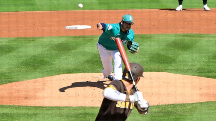 Feb 20, 2026; Peoria, Arizona, USA; Seattle Mariners pitcher Dane Dunning (27) throws to San Diego Padres right fielder Nick Castellanos (21) in the second inning during a Spring Training game at Peoria Sports Complex. Mandatory Credit: Matt Kartozian-Imagn Images Feb 20, 2026; Peoria, Arizona, USA; Seattle Mariners pitcher Dane Dunning (27) throws to San Diego Padres right fielder Nick Castellanos (21) in the second inning during a Spring Training game at Peoria Sports Complex. Mandatory Credit: Matt Kartozian-Imagn Images
