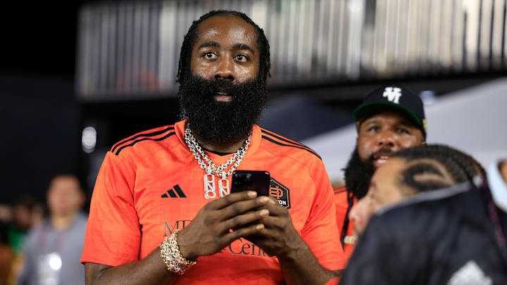 Los Clippers quieren a un James Harden que estuvo envuelto en una mediática polémica con los 76ers durante el verano
