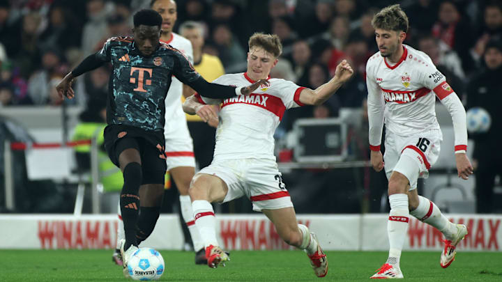 Alphonso Davies hat gegen den VfB Stuttgart ordentlich einen abbekommen. 