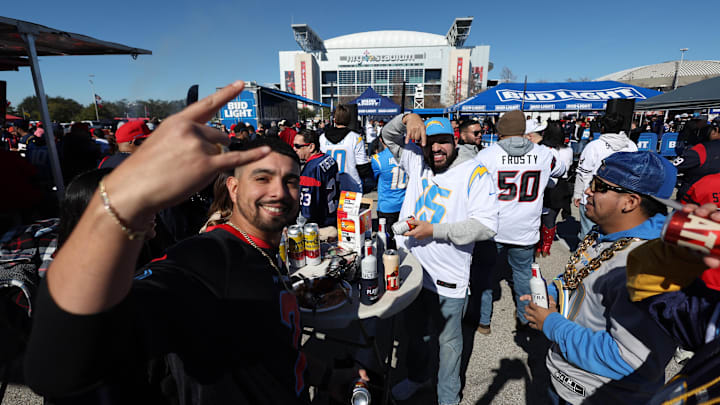 Los aficionados de ambos equipos comparten antes del partido