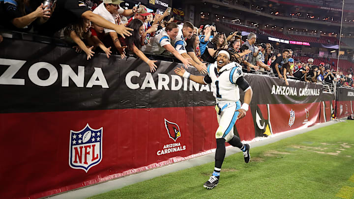 Cam Newton celebró con los seguidores de los Panthers en Arizona 