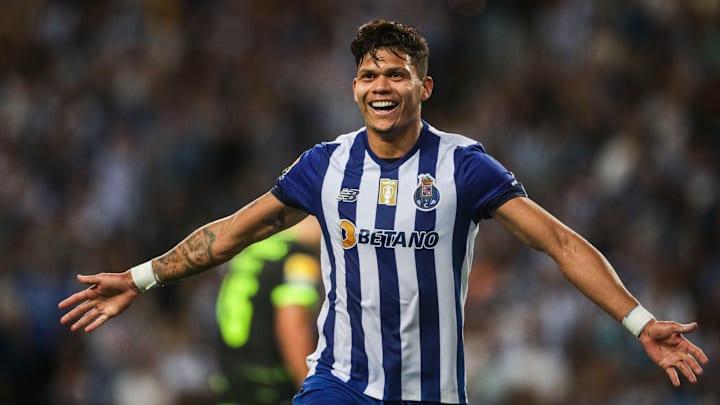 Evanilson vem fazendo sucesso com a camisa azul e branca