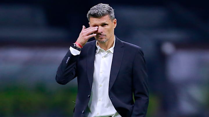 El técnico del América, el argentino Fernando Ortiz, se lamenta tras haber empatado con Querétaro en el Estadio Azteca.