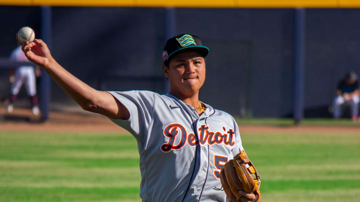 Detroit Tigers infielder Hao-Yu Lee warms up before playing for the Salt River Rafters in the