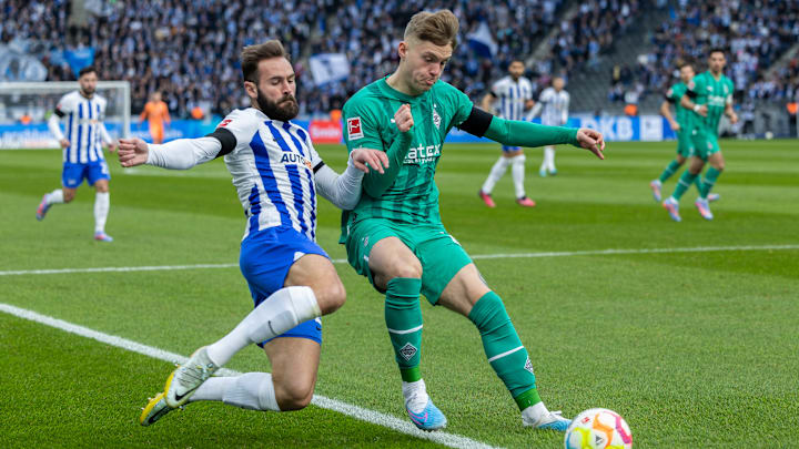 Luca Netz im Zweikampf mit Lucas Tousart Luca Netz im Zweikampf mit Lucas Tousart