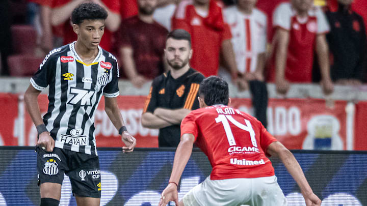 Fora dos últimos jogos, 'Robinho Jr negocia renovação de contrato com o Peixe