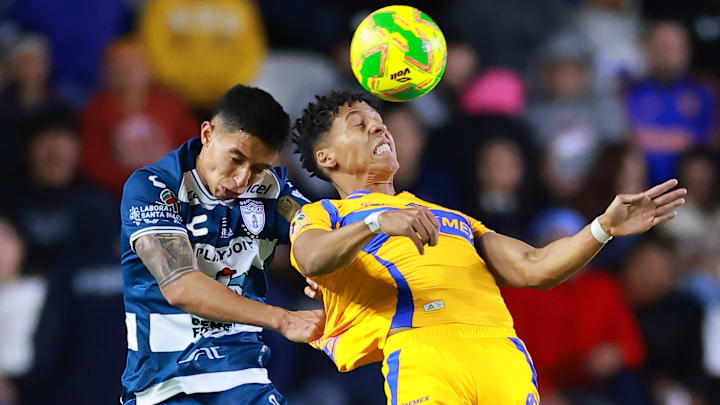 Jorge Berlanga y Ozziel Herrera compiten por el esférico Jorge Berlanga y Ozziel Herrera compiten por el esférico