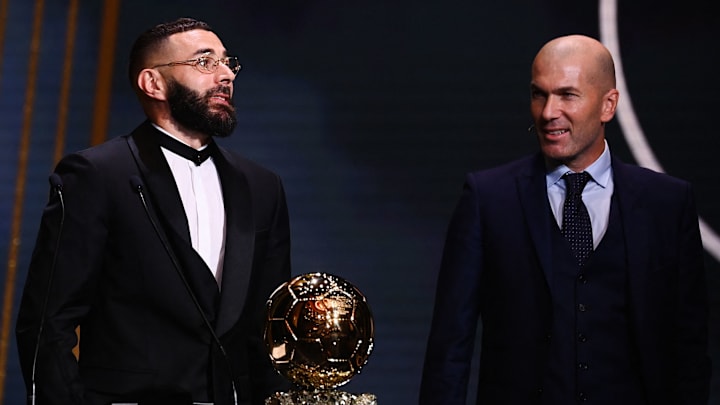 Karim Benzema a remporté le Ballon d'Or, décerné par Zinédine Zidane. 