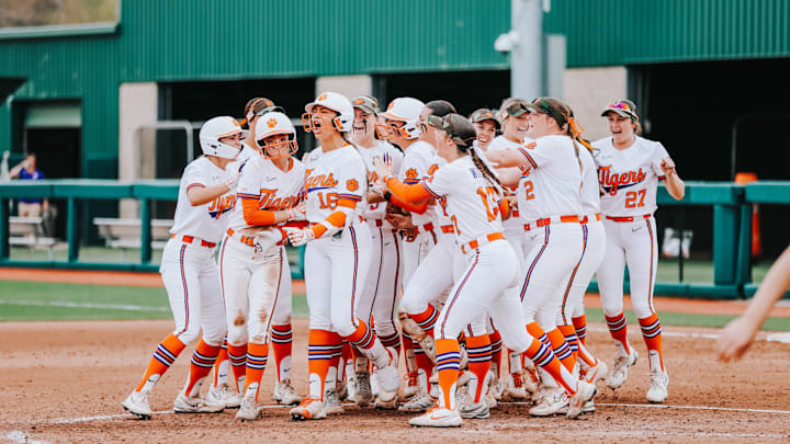 A former Oklahoma Sooner is headed to Clemson.