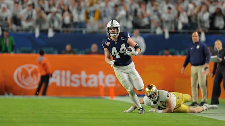 Jan 9, 2025; Miami, FL, USA; Penn State Nittany Lions tight end Tyler Warren (44) runs passed Notre Dame Fighting Irish defensive lineman Donovan Hinish (41) in the first half in the Orange Bowl at Hard Rock Stadium. Mandatory Credit: Sam Navarro-Imagn Images