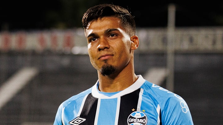 Arezo pode ser negociado pelo Grêmio neste mercado