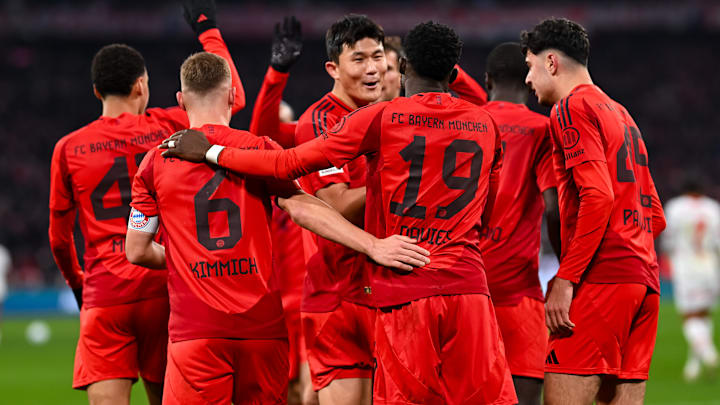 Bayern Munich celebrating a win during Hinrunde.