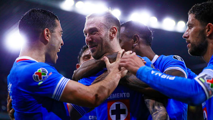 El argentino Carlos Rotondi es felicitado por el resto de sus compañeros tras marcar un gol