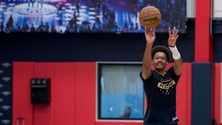 Sep 23, 2025; Metairie, LA, USA; New Orleans Pelicans guard Jordan Poole (3) shoots a half court shot during media day at Ochsner Sports Performance Center. Mandatory Credit: Matthew Hinton-Imagn Images Sep 23, 2025; Metairie, LA, USA; New Orleans Pelicans guard Jordan Poole (3) shoots a half court shot during media day at Ochsner Sports Performance Center. Mandatory Credit: Matthew Hinton-Imagn Images