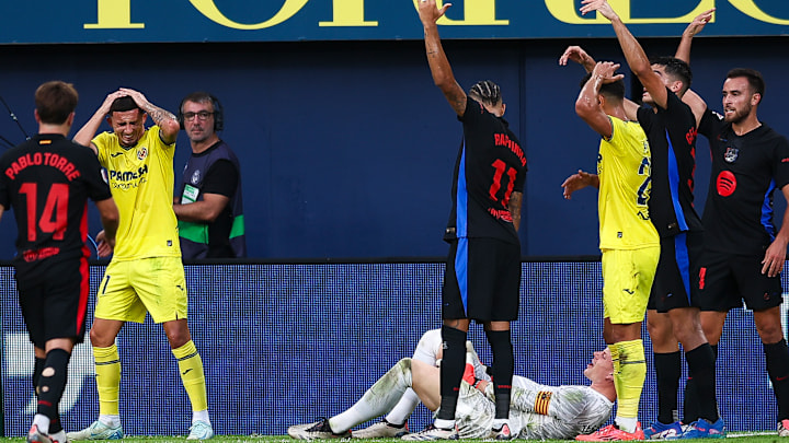Marc-André ter Stegen tendido en el suelo luego de lesionarse, mientras sus compañeros piden la intervención de los médicos 