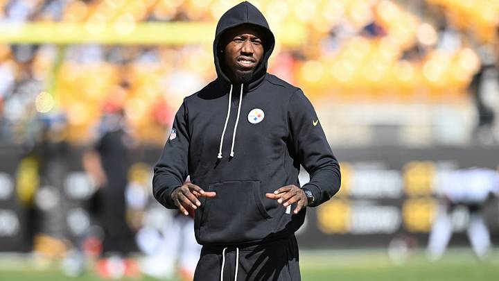 Pittsburgh Steelers cornerback Joey Porter Jr. watches warm-ups for a game against the Cincinnati Bengals at Acrisure Stadium. Mandatory Credit: Barry Reeger-Imagn Images Pittsburgh Steelers cornerback Joey Porter Jr. watches warm-ups for a game against the Cincinnati Bengals at Acrisure Stadium. Mandatory Credit: Barry Reeger-Imagn Images