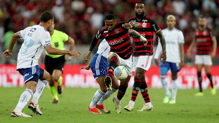 O Flamengo venceu o Cruzeiro por 2 a 1, no Maracanã, no primeiro turno.