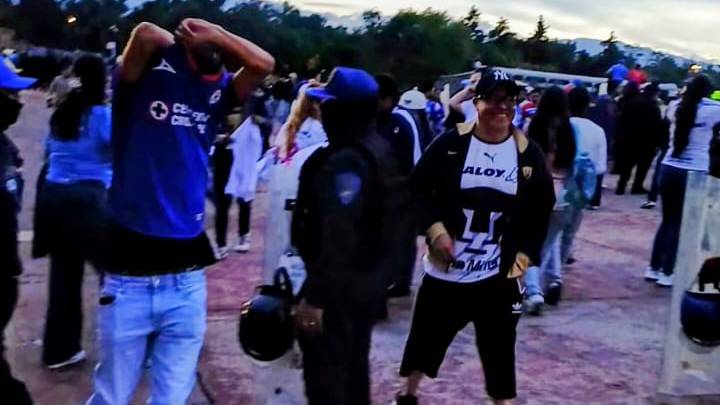 Momento en el que un aficionado se quita la playera de Cruz Azul ante la petición de las autoridades. Momento en el que un aficionado se quita la playera de Cruz Azul ante la petición de las autoridades.
