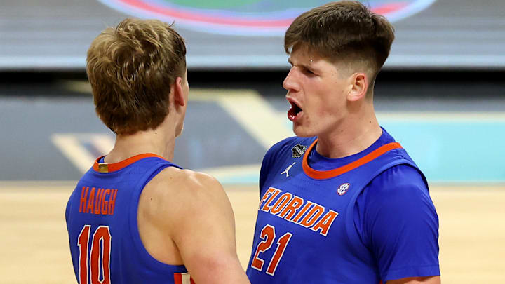 (10) Thomas Haugh and (21) Alex Condon celebrate against Auburn