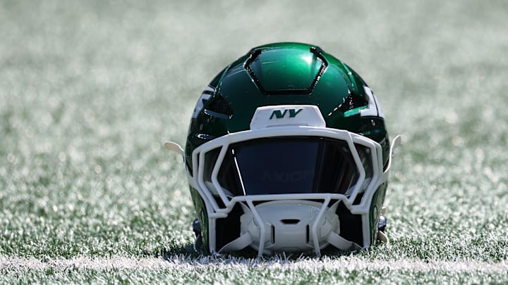 Sep 14, 2025; East Rutherford, New Jersey, USA; A New York Jets helmet sits on the field before the game against the Buffalo Bills at MetLife Stadium. Mandatory Credit: Vincent Carchietta-Imagn Images Sep 14, 2025; East Rutherford, New Jersey, USA; A New York Jets helmet sits on the field before the game against the Buffalo Bills at MetLife Stadium. Mandatory Credit: Vincent Carchietta-Imagn Images