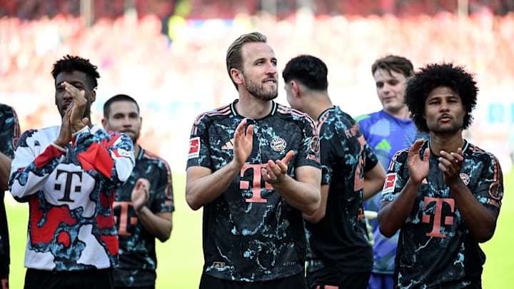 Bayern Munich players applauding fans after beating Heidenheim.