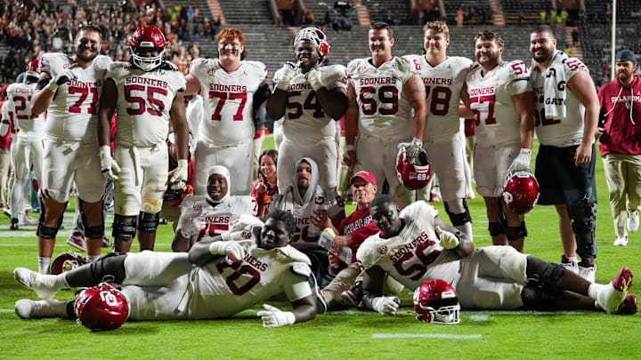 Oklahoma's offensive line poses with Brent Venables after the Sooners' 33-27 win over Tennessee.