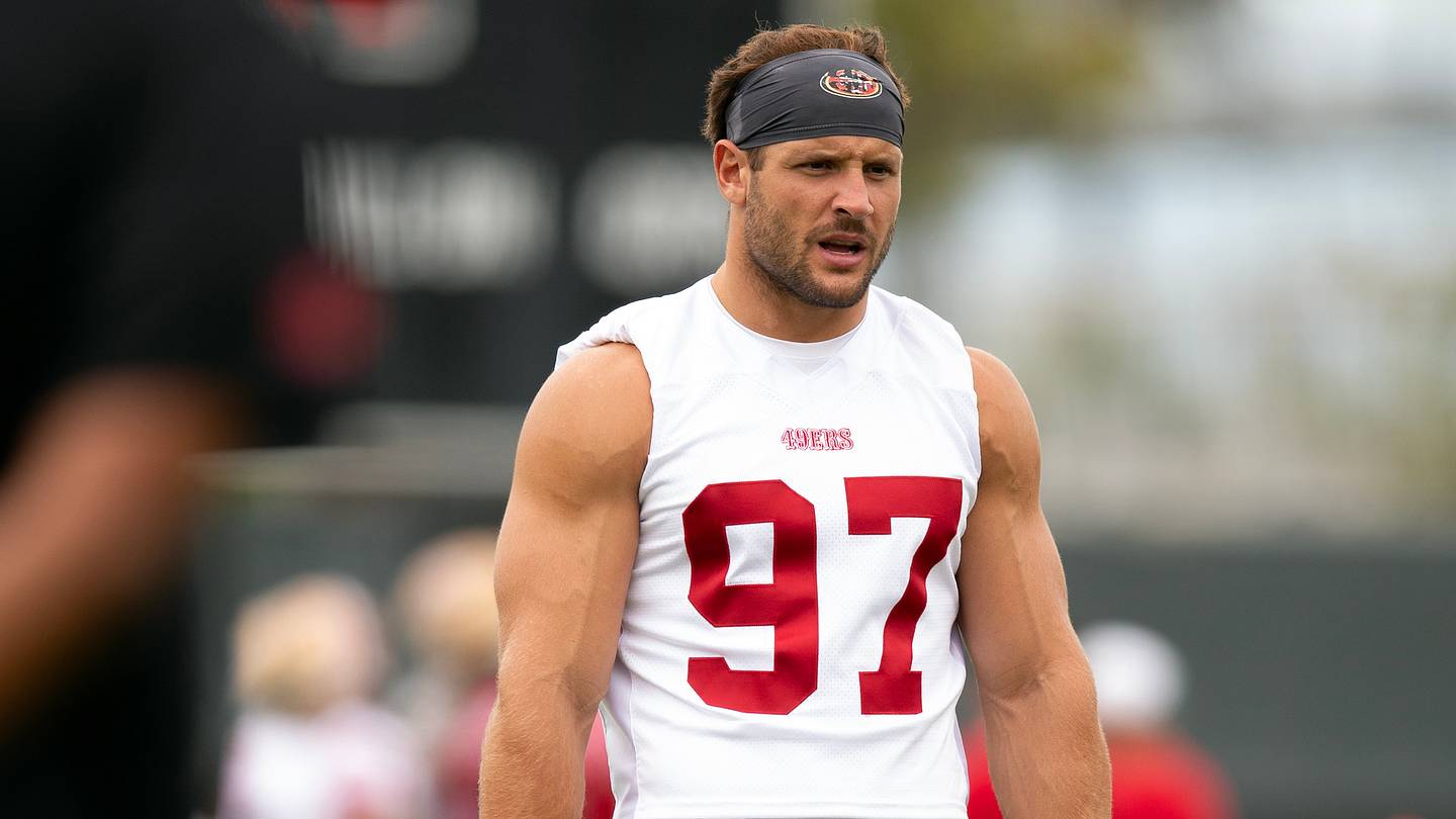 Nick Bosa esegue esercizi durante la sessione di allenamento, con un supporto per il ginocchio