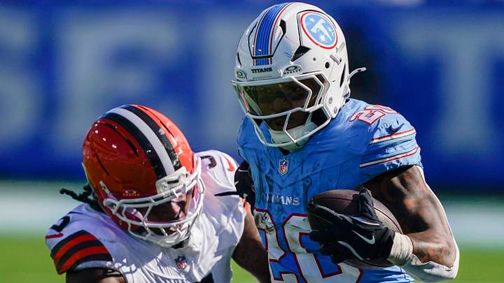 Tennessee Titans running back Tony Pollard (20) slips past Cleveland Browns linebacker Quincy Williams (5) for a first down during the fourth quarter at Nissan Stadium in Nashville, Tenn., Sunday, Oct. 25, 2026.