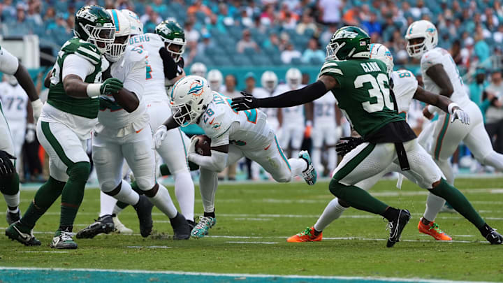 Miami Dolphins running back De'Von Achane (28) runs the ball against the New York Jets during the first half at Hard Rock Stadium.