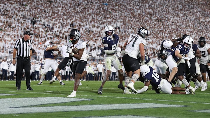 Sep 27, 2025; University Park, Pennsylvania, USA; Oregon Ducks running back Jordon Davison (0) scores a touchdown during the third quarter against the Penn State Nittany Lions at Beaver Stadium. Mandatory Credit: Matthew O'Haren-Imagn Images